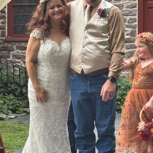 Elegant Cream Lace Wedding Dress